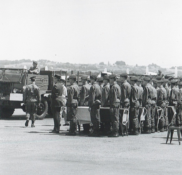 14_F 71 334 R29.jpg - Fin des honneurs militaires...